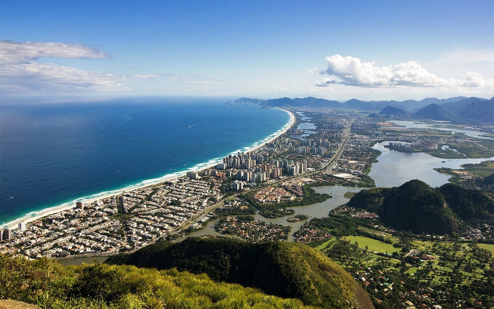 Zona Oeste do Rio de Janeiro: imagem da barra da tijuca vista do alto da pedra da gávea
