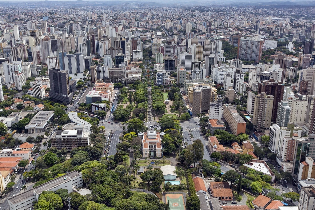 Morar em Belo Horizonte: vista aérea da Praça da Liberdade em um dia ensolarado