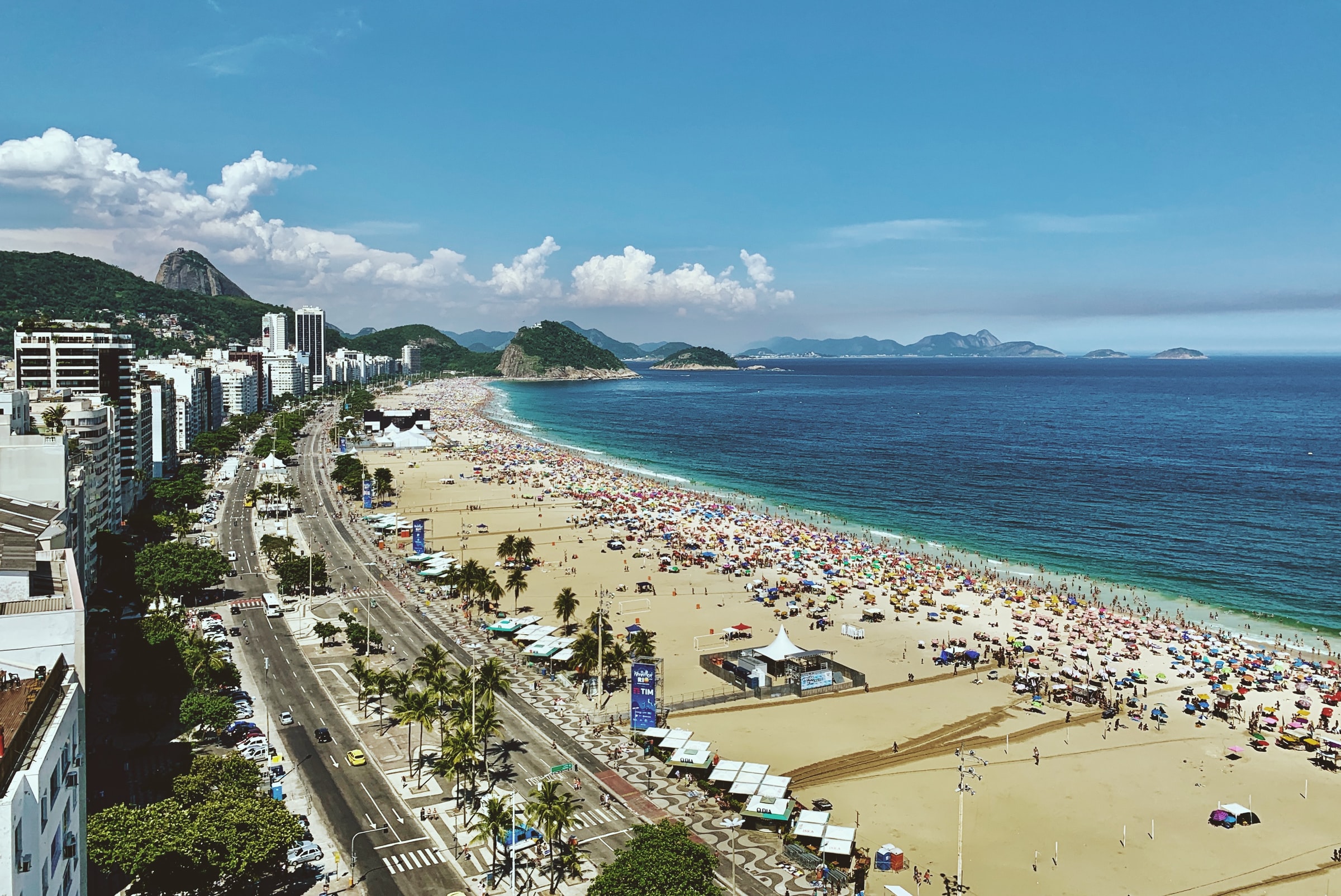 Morar na Zona Sul do Rio: imagem da praia de copacabana em dia ensolarado