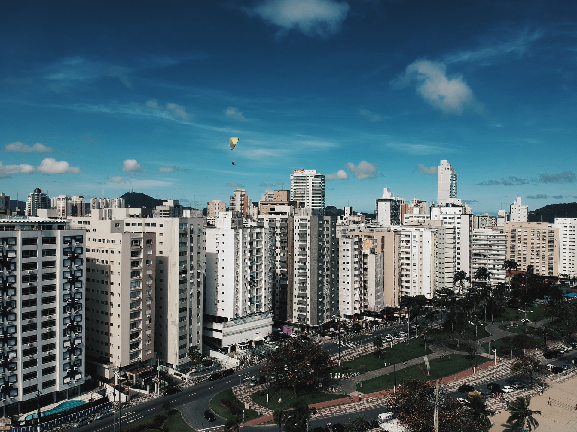 Apartamento em Santos: imagem aérea dos prédios e de um parque na Avenida Bartolomeu de Gusmão na orla do bairro Aparecida