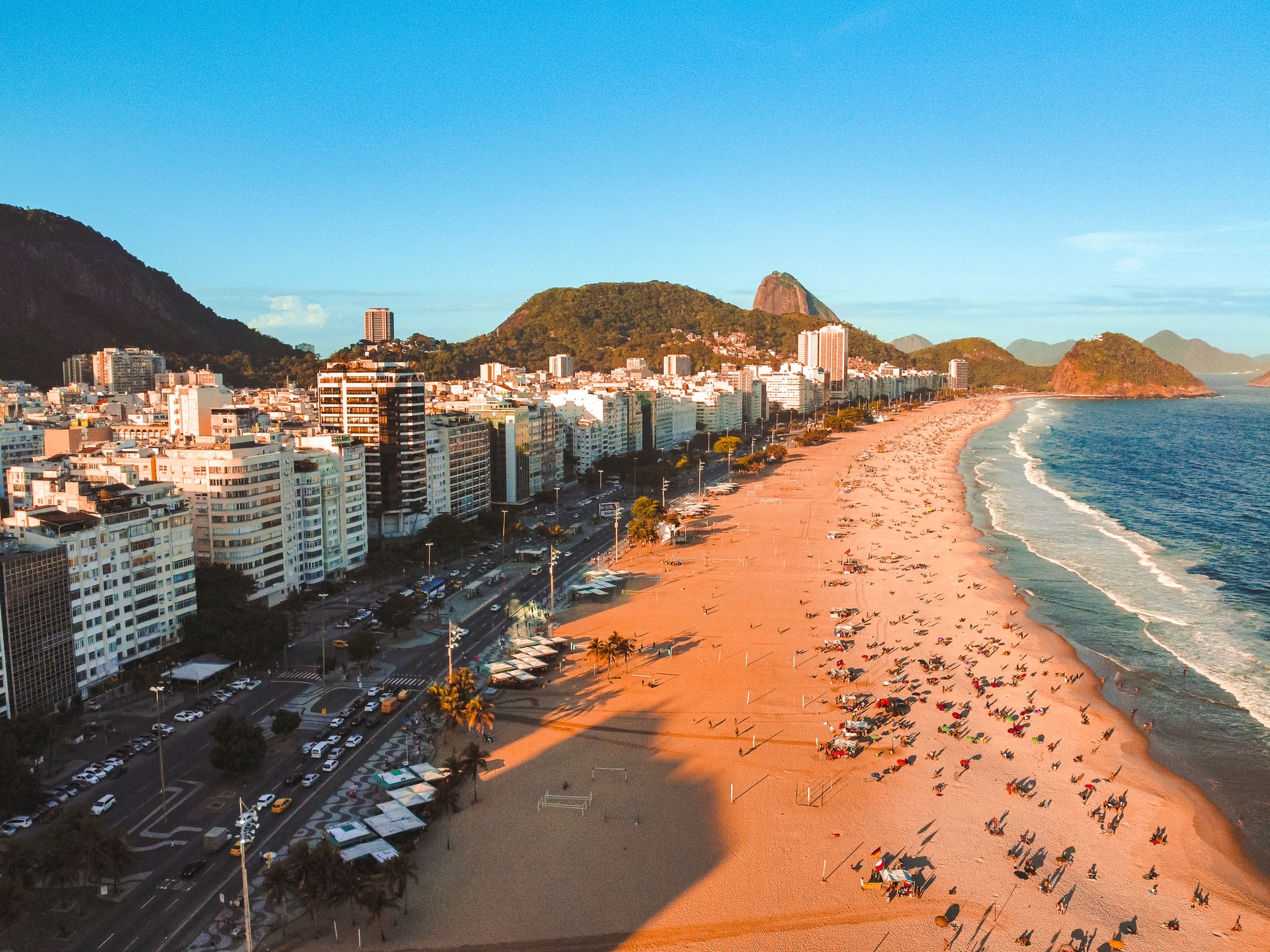 Apartamento na praia: imagem da orla da praia de Copacabana em um fim de tarde no Rio de Janeiro
