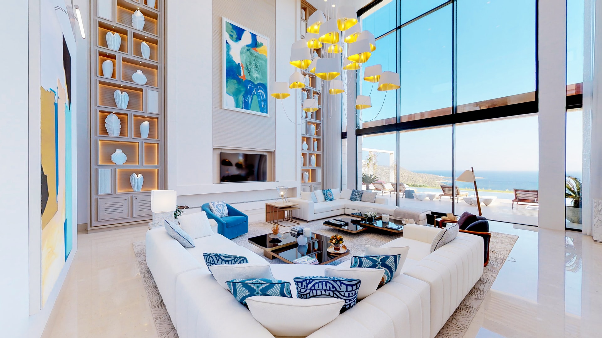Apartamento de luxo: imagem de uma sala de estar com decoração sofisticada e vidraças espaçosas com vista para o mar