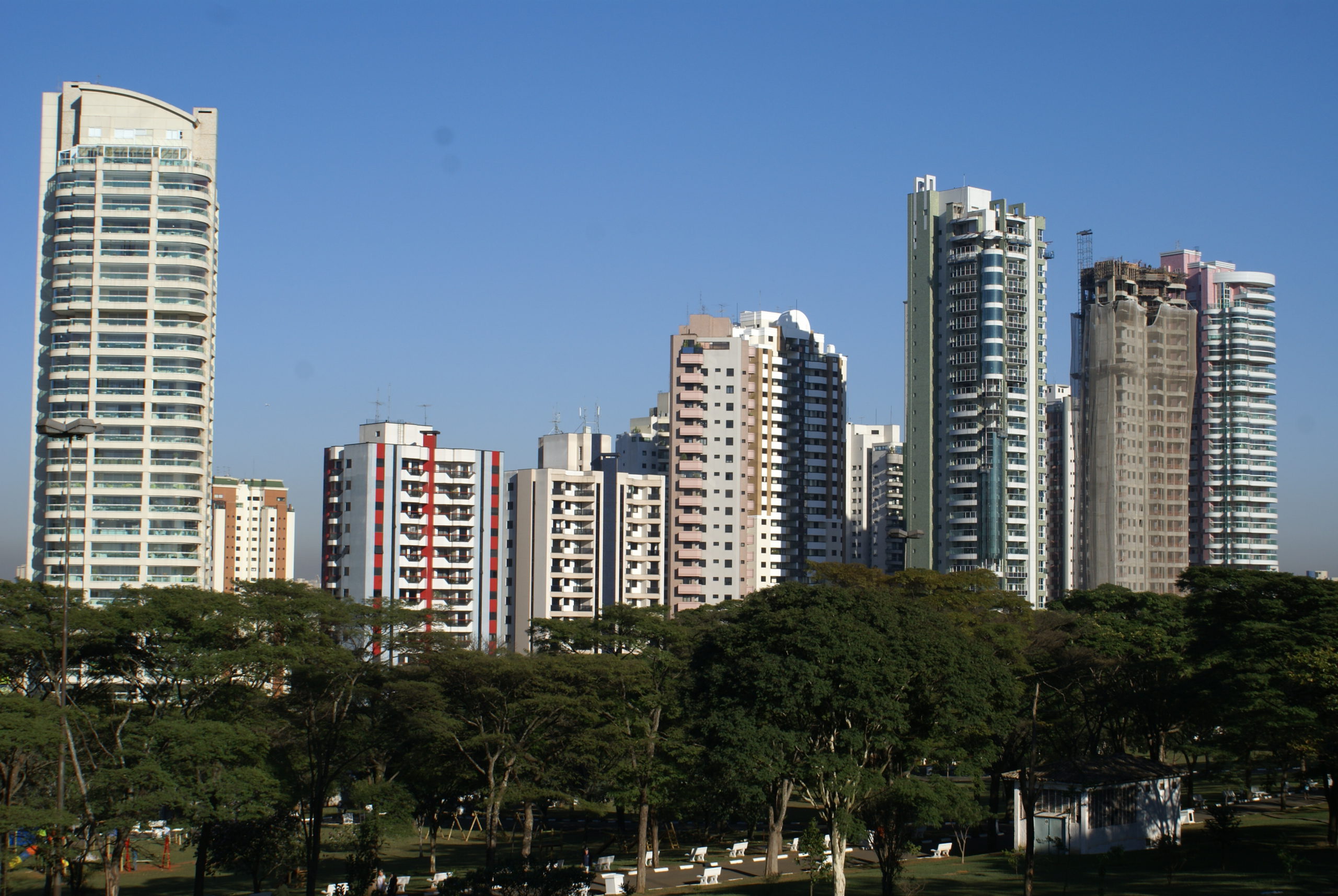 Zona Leste de SP: vista dos prédios e árvores do Jardim Anália Franco