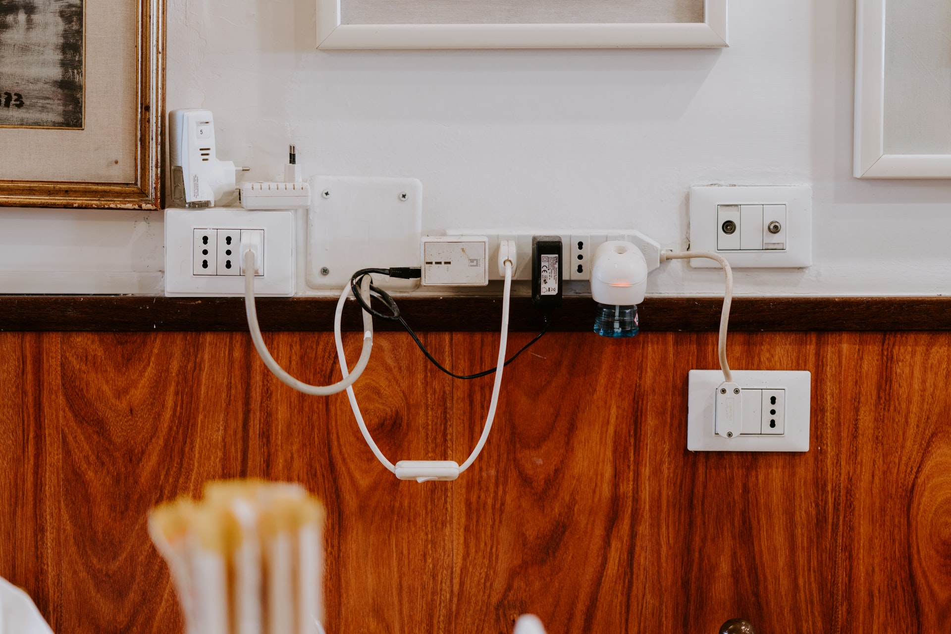 Fiação elétrica de apartamento antigo: imagem de diversas tomadas na parede com fios conectados