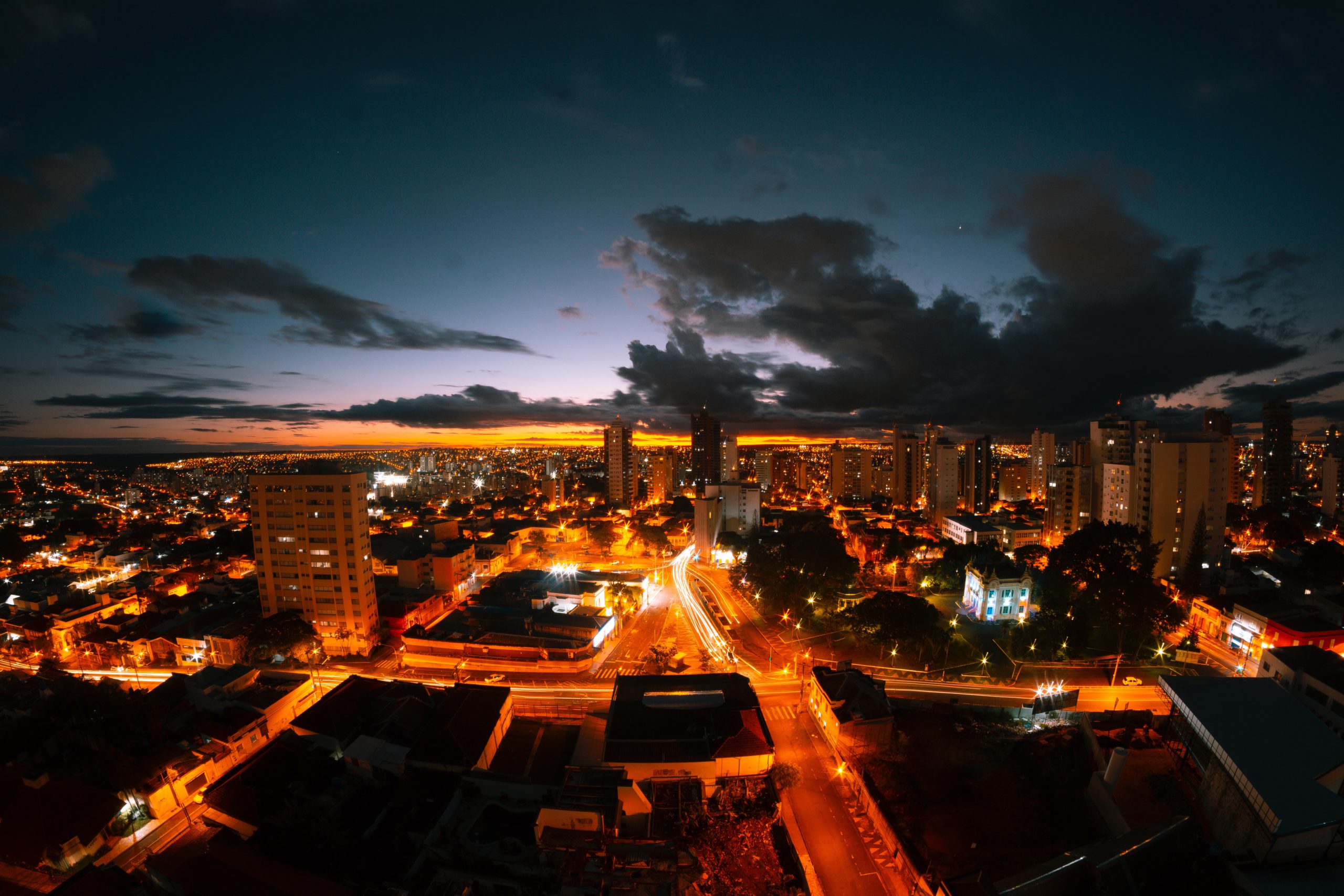 Morar em Uberlândia: vista da cidade a noite com casas e prédios iluminados