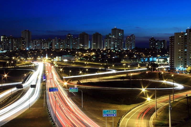 São José dos Campos: vista noturna da cidade a partir da Rodovia Presidente Dutra