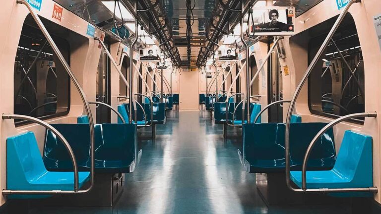 Foto do interior de um vagão de metrô da Linha 1-Azul de São Paulo