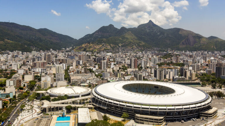 Visão superior do estádio Maracanã com prédios ao redor