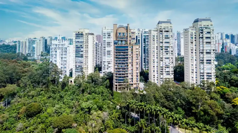 Vista aérea do mercado imobiliário: complexo residencial com vários edifícios de apartamentos e áreas verdes ao redor.
